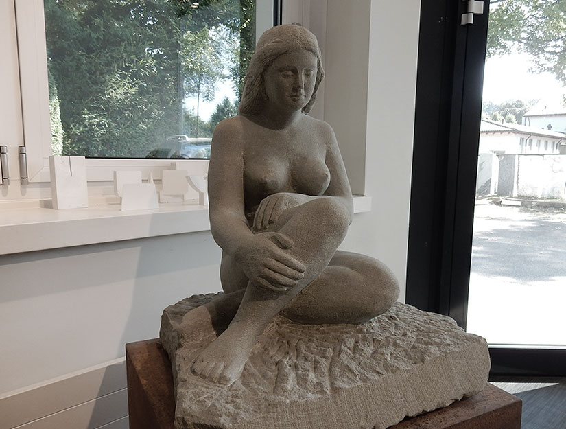 Frauen-Figur Sandstein